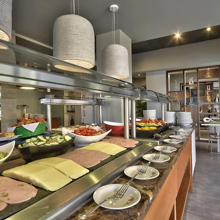 卢娜假日综合酒店 梅利哈